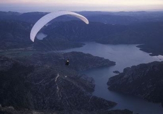 Parapente sobre rio